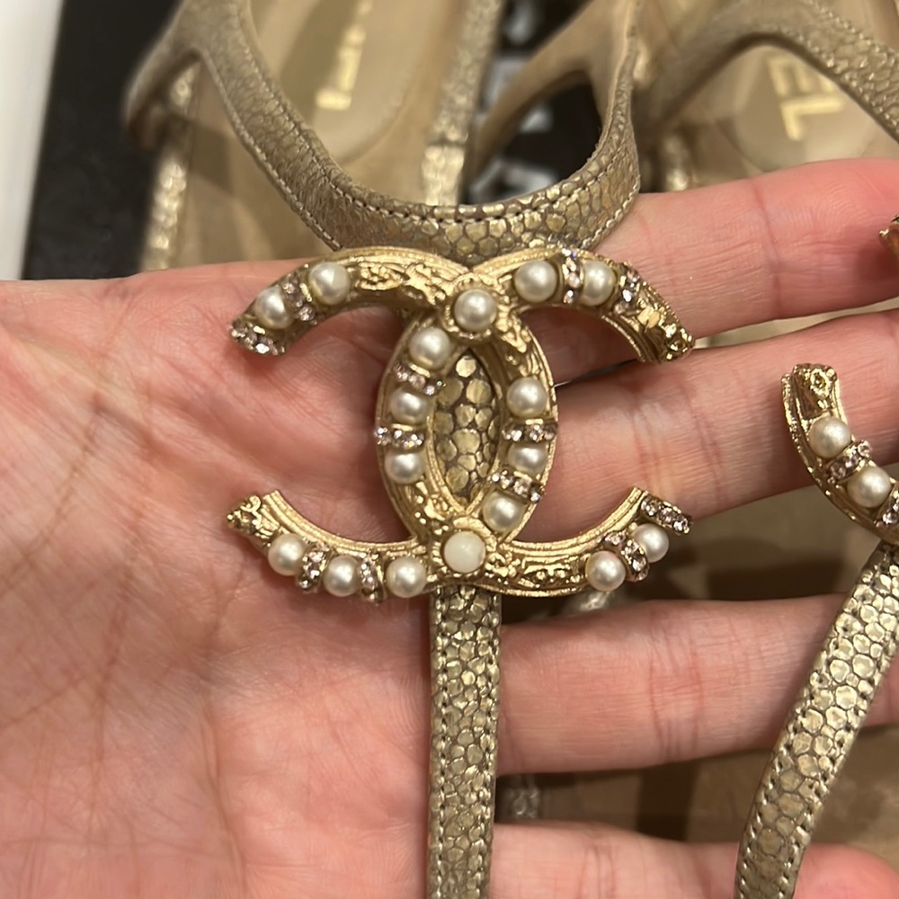 AUTHENTIC GOLD AND PEARL CHANEL THONG SANDALS! MAKE AN OFFER. 38.5